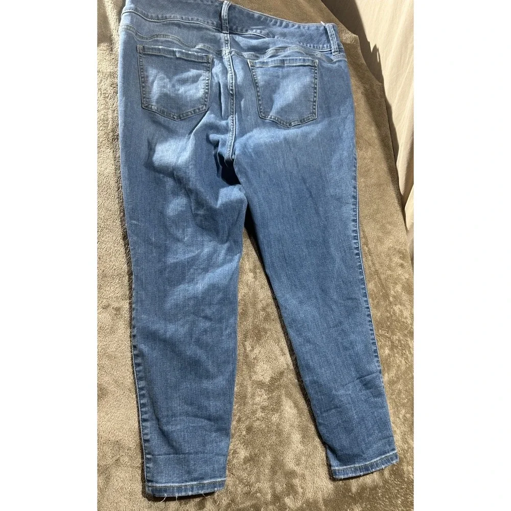 Torrid Size 16 XS Super Soft Jegging Jeans Medium Wash 3-Button Extra Short